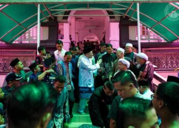 ANWAR Ibrahim bersalam dengan orang ramai di Masjid Ar-Rasyidin, Alor Gajah, semalam.-PEJABAT PERDANA MENTERI