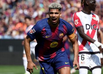 Ronald Araujo meninggalkan Barcelona untuk menyertai Liverpool selama semusim. - AFP
