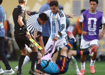 Gambar fail merakamkan aksi pemain tengah Argentina, Leandro Paredes mengasak pemain Sepanyol, Gavi dalam pertelagahan dua pasukan itu selepas berakhir final Piala Dunia 2026 di Stadium New Jersey, New York. - AFP