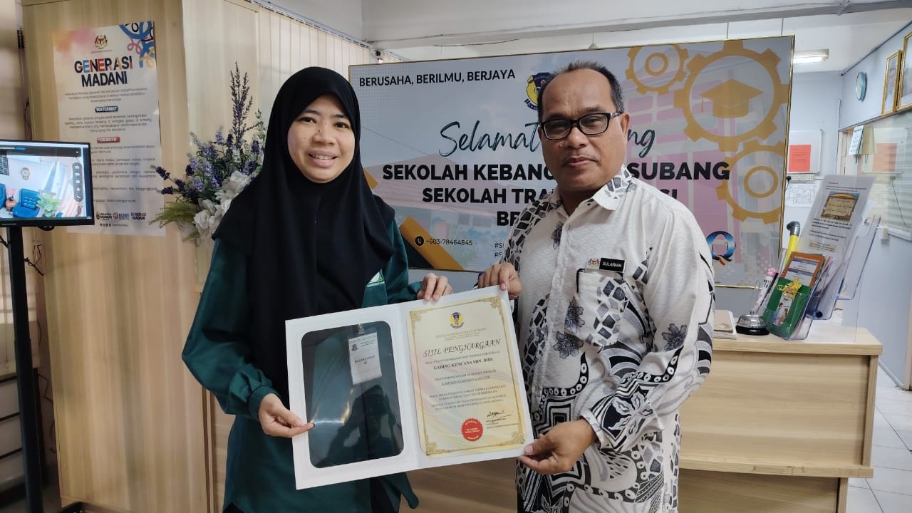 Компания Gading Kencana заменила выгоревшие от молнии компьютерные платы в школе Субанг