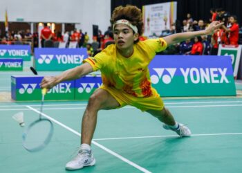 Muhammad Haziq Mohd. Najib merangkul pingat emas selepas menewaskan pemain Negeri Sembilan, Ayu Fu Sheng dalam acara badminton perseorangan lelaki akhir Sukan Malaysia (SUKMA) 2026 di Pusat Konvensyen Setia City, semalam. - UTUSAN/SHIDDIEQIIN ZON
