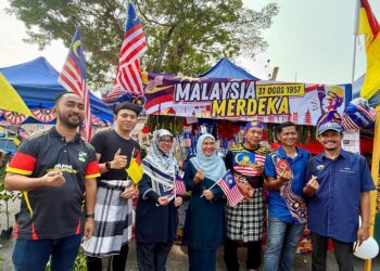 SAHRAN Husin (tiga dari kanan)  bersama ADUN Pilah, S. Leza Md. Yasin (tengah)  di Pasar Tani Kuala Pilah, semalam. – MINGGUAN/NOR SHAFIQAH MOHD. GHAZALI