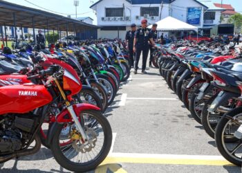 MOHD. Khairi Khairudin bersama motosikal Yamaha RXZ yang disita atas pelbagai kesalahan semasa Program RXZ Members 8.0 di Ibu pejabat Kontinjen (IPK) Terengganu, Kuala Terengganu. – UTUSAN/PUQTRA HAIRRY