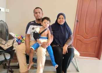 AYDEN Mukhriz Ahmad Saiful Amirol yang patah kaki dan tangan akibat menghidap penyakit tulang rapuh bersama Ahmad Saiful Amirol dan Nur Jannatul Syuhadah di rumah mereka di Taman Balok Makmur di Kuantan, Pahang. – UTUSAN/DIANA SURYA ABD. WAHAB