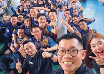 CHOK Juin Vui mengabadikan kenangan selepas menyampaikan ceramah berkaitan dadah di salah sebuah sekolah di Sabah.  – IHSAN Chok Juin Vui