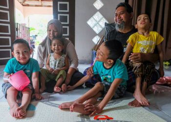 MUHAMMAD Amrullah Zulafiza (tengah), Muhammad Adam Amsyar (kanan) dan Muhammad Affan Aryan, (kiri) yang menghidap cerebral palsy bersama ibu serta bapa mereka di Kampung Padang Tengir, Manir, Kuala Terengganu. - UTUSAN/PUQTRA HAIRRY