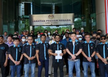 Hishammuddin Hashim bersama mangsa skim ponzi berhimpun di lobi AGC, Putrajaya semalam.