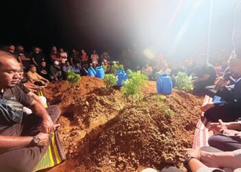 EMPAT sekeluarga yang maut dalam tragedi pokok tumbang di Janda Baik, Bentong selamat dikebumikan di Tanah Perkuburan Islam Sri Chedung Maran, Pahang awal pagi semalam.