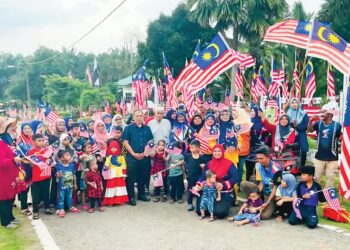RAZAK Daud (tengah) bersama penduduk menyasarkan memasang 10,000 Jalur Gemilang sempena sambutan bulan kemerdekaan pada tahun 2026 di Felda Jengka 24, Jerantut, Pahang.
