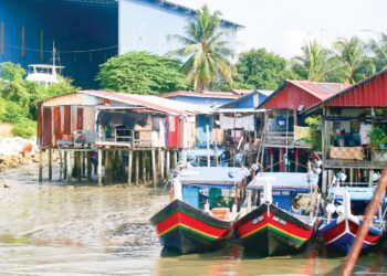 PENEMPATAN komuniti Melayu Islam Kedah yang dibina di atas air di perkampungan Bukit Malut, Langkawi. – UTUSAN/ SHAHIR NOORDIN