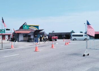 SUASANA lengang di  Kompleks Imigresen, Kastam, Kurantin dan Keselamatan (ICQS)  Pengkalan Kubor, Tumpat, Kelantan susulan insiden letupan bom di Selatan Thailand, baru-baru ini. – UTUSAN/ROHANA ISMAIL