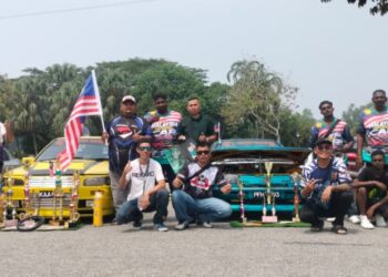 Sebahagian daripada pemilik kereta Proton dan Perodua dari seluruh negara yang berkumpul menyemarakkan sambutan Hari Kebangsaan 
ke-69 di Bukit Merah Laketown Resort, Bagan Serai, Perak.