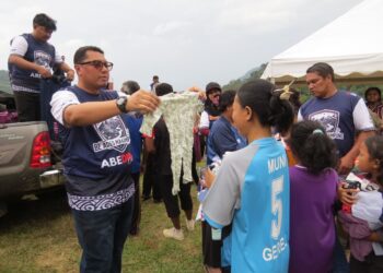 MOHD. Syahbuddin Hashim menyerahkan pakaian terpakai yang dibawa ke Kampung Ladoi, Pos Hau, Gua Musang, Kelantan.