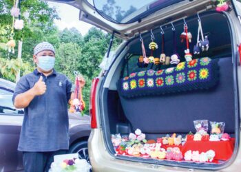 RODI Abidin menjual pelbagai jenis bentuk rantai kunci dan hiasan kereta daripada kaitan yang dihasilkan oleh isterinya di Taman Eko Rimba Ulu Bendul, Kuala Pilah. – UTUSAN/NOR SHAFIQAH MOHD GHAZALI