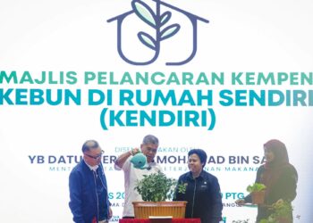 Mohamad Sabu (dua dari kiri) melakukan gimik pada Majlis Pelancaran Kempen Kebun Di Rumah Sendiri (KENDIRI) sempena MAHA 2026 di MAEPS semalam.
