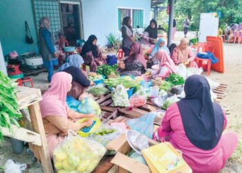 MASYARAKAT Melayu bergotong-royong memasak makanan untuk kenduri  pasangan pengantin berketurunan Siam di Kampung Teluk Jering, Tumpat, Kelantan. – UTUSAN/ROHANA ISMAIL
