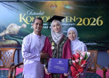 ARIFAH Azhari di samping kedua ibu bapanya, Azhari Zainol dan Che Asma Hamzah selepas menerima Anugerah Pengarah pada Istiadat Konvokesyen Politeknik dan Kolej Komuniti Zon Utara 2026.