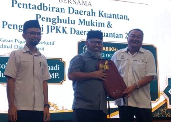 ASMADI Abdul Rahman (tengah) menyampaikan cenderamata kepada pemimpin masyarakat pada Majlis Penutup Program Taklimat Perkhidmatan dan Skim Bantuan Agihan MUIP bersama Pentadbir Daerah Kuantan dan Pengerusi Jawatankuasa Pembangunan dan Keselamatan Kampung (JPKK) Daerah Kuantan, Pahang.