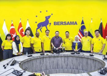RAFIZI Ramli (tengah) selepas mengadakan sidang akhbar perletakan jawatan Wong Chen sebagai Ahli Parlimen Subang di Ibu pejabat Bersama, Puchong semalam.