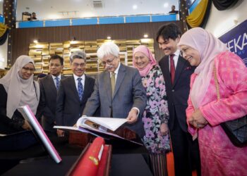 Tuanku Mukhriz Tuanku Munawir bersama Tuanku Aishah Rohani Tengku Besar Mahmud, Naib Canselor UKM, Prof. Datuk Dr. Sufian Jusoh (tiga dari kiri) dan Tengku Maimun Tuan Mat (kanan) melawat reruai pameran di Dewan Canselor Tun Abdul Razak, UKM semalam.  -UTUSAN/MUHAMAD IQBAL ROSLI