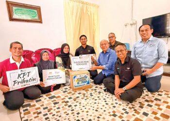 ZALIMAN Sauli (dua dari kanan, depan) menyerahkan bantuan Bantuan Awal Pendidikan YPS dan Bantuan Awal Pengajian UniMAP kepada Arifah Azhari (tiga dari kiri, depan) semasa  program Ziarah Kasih. – Ihsan UniMAP
