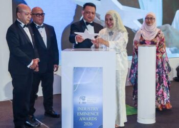 TUANKU Syed Faizuddin Putra Jamalullail (tengah) bersama Tuanku Dr. Hajjah Lailatul Shahreen Akashah Khalil merasmikan UniMAP Industry Eminence Awards 2026 di Bayan Lepas, Pulau Pinang semalam. – UTUSAN/DANIAL SAAD