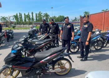 MOHD. Misuari Abdullah (dua dari kanan) bersama sebahagian motosikal yang disita dan dikenakan tindakan dalam Op Ekstrem JPJ Negeri Kelantan di Bahagian Penguatkuasa JPJ Negeri Kelantan di Kota Bharu. – UTUSAN/ROSMIZAN RESDI