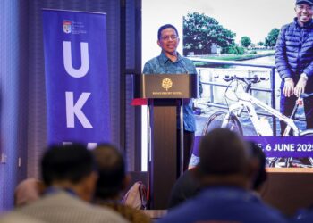 ZAINI Ujang menyampaikan ucaptama pada Majlis Perasmian Simposium Bah Monsun (SIMBAH) 2026 di Bangi Hotel Resort semalam. -UTUSAN/MUHAMAD IQBAL ROSLI