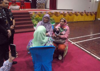 SEORANG wanita bersama anaknya berusia tiga bulan ditemui pemberita pada Majlis Pelepasan Banduan Secara Lesen (PBSL) Madani Yakin sempena sambutan Kemerdekaan Negara Malaysia Ke-69 peringkat Jabatan Penjara 2026 di Kompleks Penjara Melaka, Sungai Udang, Melaka  semalam. UTUSAN/AMRAN MULUP