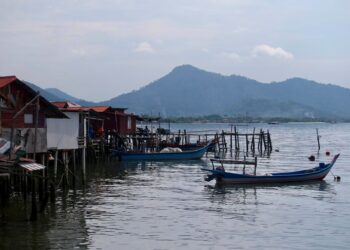 SEBAHAGIAN penempatan di atas air yang didirikan penduduk MIK di perkampungan Bukit Malut di Langkawi. - UTUSAN/ SHAHIR NOORDIN