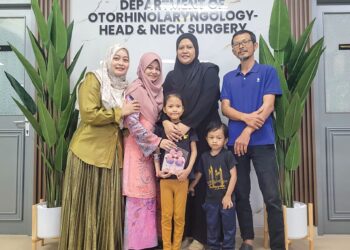 DR. Azliana Aziz (dua dari kiri) meraikan Nur Adelia Azzahra Rusli (tengah) bersama ibu, Aida Che Mustafa (dua dari kanan) dan ayah, Rusli Mat Rajab di HPUSM Kubang Kerian, Kota Bharu, Kelantan semalam. – UTUSAN/MUSTAQIM MOHAMED