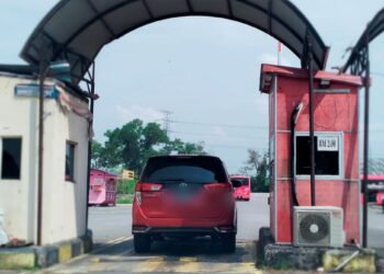 CAJ parkir RM2 sekali masuk ke Bandar Tasek Raja, Pasir Mas, Kelantan didakwa  antara punca kehadiran pelanggan makin berkurang. - UTUSAN/ROHANA ISMAIL