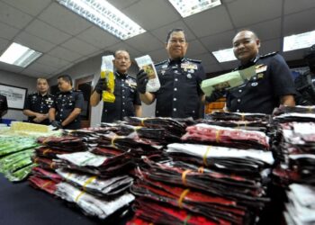 AB. RAHAMAN Arsad menunjukkan rampasan pelbagai jenis dadah bernilai RM8.49 juta dalam sidang akhbar di IPK, Johor Bahru semalam. UTUSAN/RAJA JAAFAR ALI