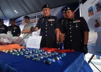 MOHD. Alwi Zainal Abidin menunjukkan dadah yang dirampas ketika pemeriksaan dijalankan di Balai Polis Lumut, IPD Manjung pada Selasa lalu.