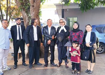 PLAINTIF dan peguam di luar Mahkamah Tinggi Tawau, Sabah selepas kes saman RM190 juta terhadap PDRM dan 11 pihak lain ditangguhkan  hari ini. – UTUSAN/ NASRAWATI SYARIFUDDIN