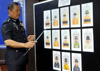 AB. RAHAMAN Arsad menunjukkan gambar 13 suspek termasuk seorang remaja perempuan  berusia 15 tahun yang ditahan bersabit kes bunuh dalam sidang akhbar di IPK, Johor Bahru semalam. -UTUSAN/RAJA JAAFAR ALI