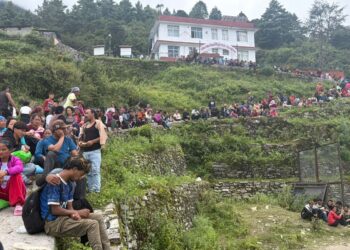 Antara penduduk yang terselemat dalam insiden banjir kilat 
di sempadan Rasuwagadhi, Nepal-Tibet,  Rabu lalu kini tinggal di lereng-lereng bukit.