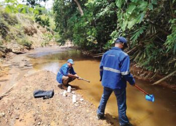 Anggota Jabatan Mineral dan Geosains (JMG) Perak melaksanakan operasi penguatkuasaan dan ujian persampelan terhadap sebatang sungai di Hulu Perak bagi mengesan sebarang kemungkinan pencemaran.