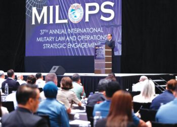 Mohamed Khaled Nordin berucap pada Persidangan International Military Law and Operations (MILOPS) 2026 di Kuala Lumpur, semalam. – UTUSAN/SHIDDIEQIIN ZON