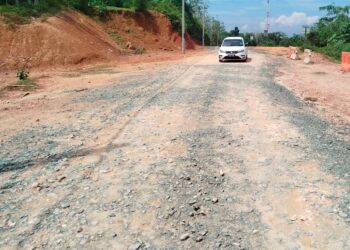 KEADAAN jalan masuk masih berbatu, berlumpur dan permukaan berlekuk menyebabkan pemandu tidak selesa ketika masuk ke Kampung Bantal Sebarang, Ulu Tembeling di Jerantut, Pahang.