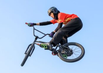 Atlet BMX wanita Selangor, Nia Nur Aidryana beraksi dalam acara BMX Park Wanita Akhir Sukan Malaysia (SUKMA), 2026 di IDCC, Shah Alam. - UTUSAN/SHIDDIEQIIN ZON
