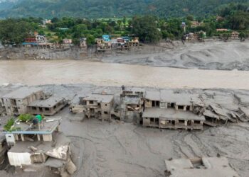 PEMANDANGAN dari udara menunjukkan rumah-rumah yang diliputi lumpur selepas banjir kilat di Devighat, Perbandaran Bidur di daerah Nuwakot, Nepal, semalam. - AFP