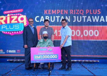 MOHD Irwan Mohd Mubarak (kiri) bersama pesara Aziz Mohamed, 68 yang muncul sebagai jutawan Bank Rakyat yang kelima ketika majlis raikan ganjaran #UntukSemua di Menara Kembar Bank Rakyat. -UTUSAN/SADDAM YUSOFF