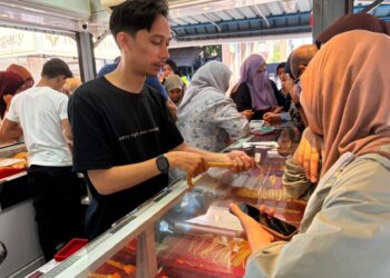 PELANGGAN memilih barang kemas di sebuah kedai di Kota Bharu, Kelantan. – UTUSAN/ ROSLIZA MOHAMED