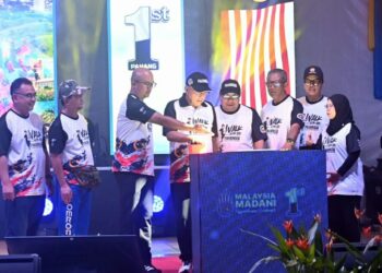 WAN ROSDY Wan Ismail (tiga dari kiri) melakukan gimik sempena Pelancaran Bulan Kebangsaan dan Kibar Jalur Gemilang 2026 peringkat Negeri Pahang di Dataran Raub di Raub, Pahang.