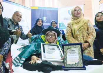 SITI Hawa Apandi (tengah) menerima pengiktirafan Malaysia Book of Records di kediamannya di Taman Seri Mahkota Aman, Kuantan, Pahang.