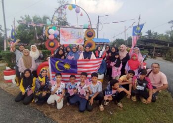 PENDUDUK Felda Belara, Setiu, Terengganu mengibarkan Jalur Gemilang selepas menghias setiap blok perumahan dengan pelbagai kreativiti bertemakan kemerdekaan. – MiINGGUAN/WAN ZURATIKAH IFFAH WAN ZULKIFLI