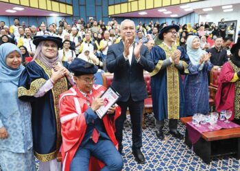MD. Amin Md. Taff (tengah) di UPSI Kampus Sultan Abdul Jalil Shah, Tanjung Malim semalam.