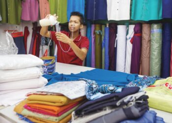 MOHD. Arif Mahadi terpaksa bergantung kepada susu yang diminum melalui tiub akibat kesan rawatan kemoterapi sewaktu ditemui di kedai jahitnya di Kuala Terengganu, Terengganu. – UTUSAN/PUQTRA HAIRRY