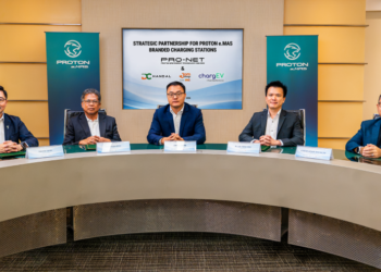 ZHANG Qiang (tengah) pada majlis menandatangani perjanjian kerjasama strategik bagi memperkenalkan stesen pengecasan berjenama e.MAS di seluruh negara.